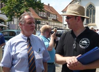 Dr. Dr. Axel Zogbaum im Gespräch mit Ortsbürgermeister Jens Strebe